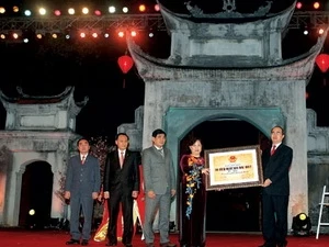 El viceprimer ministro Nguyen Thien Nhan entregó el título de patrimonio especial de la nación al complejo de Co Loa.