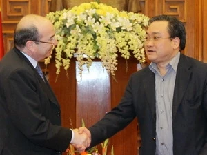 El viceprimer ministro vietnamita Hoang Trung Hai y el vicepresidente del BM Michel Wormser (Fuente: VNA)