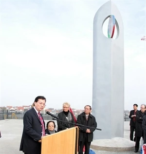 El embajador de Vietnam en Francia, Duong Chi Dung, en la ceremonia ianugural de la plaza Acuerdo de París y el monumento Símbolo por la Paz (Fuente: VNA)