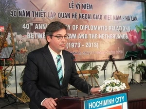 El cónsul general de Ámsterdam en Ciudad Ho Chi Minh, Simon van der Burg en el acto conmemorativo por el aniversario 40 de las relaciones diplomáticas entre Vietnam y Países Bajos (Fuente: VNA)