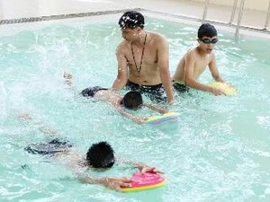 Hanoi organiza cursos gratuitos de natación para niños pobres 
