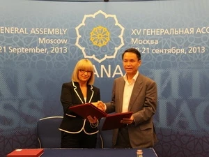 El director general de la VNA, Nguyen Duc Loi, y la subdirectora de Tanjug Maja Vojinovic Jovanovic (Fuente:VNA)