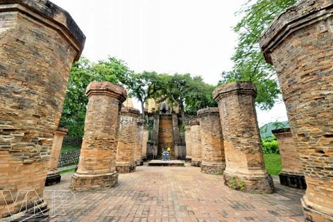 Dos hileras de grandes pilares frente al complejo de reliquias (Fuente:VNA)