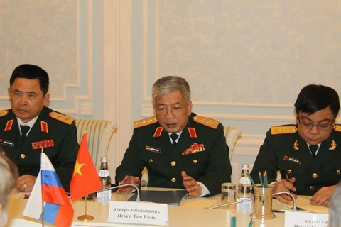 El viceministro vietnamita de Defensa Nguyen Chi Vinh (en medio) (Fuente: VNA)