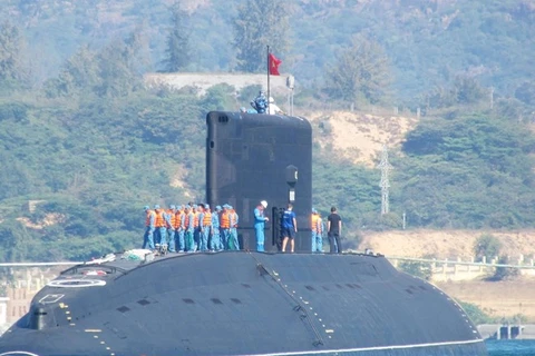 Submarino HQ-182 Ha Noi arriba a puerto marítimo Cam Ranh 