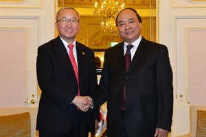 El viceprimer ministro vietnamita Nguyen Xuan Phuc y su homólogo sudcoreano Hyun Oh-Seok. (Fuente: VNA)