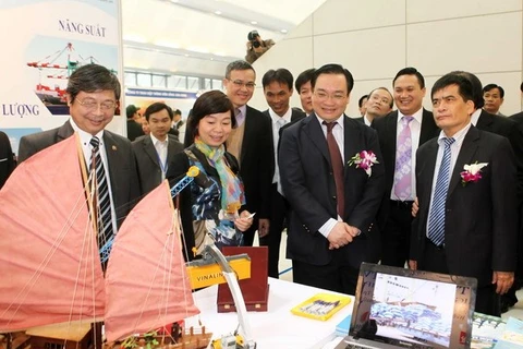 El viceprimer ministro Hoang Trung Hai y representantes (Fuente:VNA)
