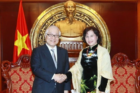 La vicepresidenta de la Asamblea Nacional, Nguyen Thi Kim Ngan, recibe al senador japonés, Keizo Takemi. (Fuente: VNA) 