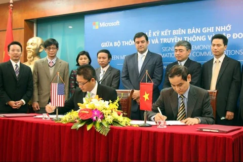El Ministerio de Información y Comunicación de Vietnam y el Grupo Microsoft firmaron un memorando de cooperación. (Fuente: VNA)