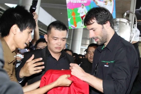 El histórico delantero de Manchester United y Real Madrid, Ruud van Nistelrooy, arribó a Ciudad Ho Chi Minh. (Fuente: VNA)