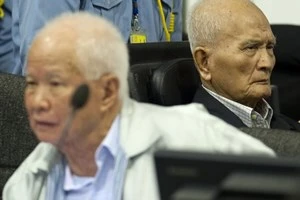Las Cámaras Extraordinarias en las Cortes de Cambodia ( ECCC, inglés) anunció cargos contra cabecillas del régimen de Khmer Rojo. 