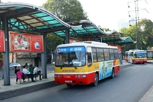 Comparten experiencias de gestión de autobús expreso en Vietnam