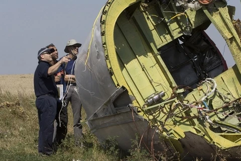 Expertos en el escenario del derribo del MH17. (Fuente: AP)