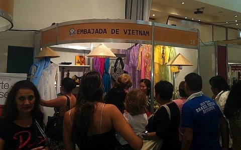 El stand de Vietnam en la IV Feria de Artesanías del Mercosur (FAM) en la ciudad de Puerto Iguazú (Fuente:VNA).