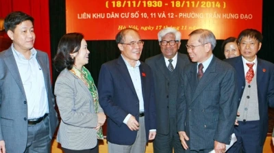 El presidente de la Asamblea Nacional de Vietnam, Nguyen Sinh Hung, con los delegados del distrito de Hoan Kiem en la efeméride (Fuente:Internet)