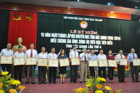 Entregan premios a individuos con méritos en programas de estímulo al estudio en Bac Giang (Fuente: VNA)