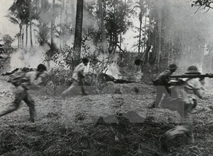 Los combatientes internacionalistas vietnamitas en un ataque contra las fuerzas del régimen de Pol Pot (Fuente: VNA)