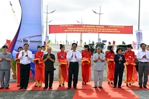El primer ministro Nguyen Tan Dung en el puente Nam Can