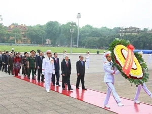 Los máximos dirigentes del Partido Comunista y de la Asamblea Nacional rindieron hoy homenaje póstumo al presidente Ho Chi Minh (Fuente:VNA)