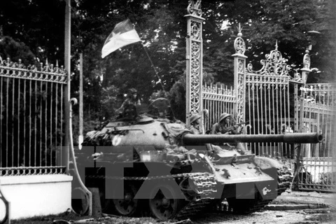 A mediodía del 30 de abril de 1975, el tanque 390 de la fuerza de Liberación de Vietnam derribó la puerta principal del Palacio de Independencia. (Fuente: VNA)