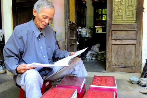 El investigador Ho Tan Phan y la reproducción del Registro Auténtico de Gran Nam de la dinastía Nguyen (Fuente:Internet)