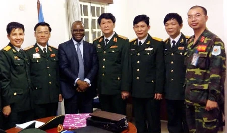 Des militaires vietnamiens visitent la Mission de l'ONU en République centrafricaine
