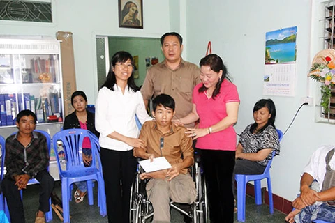  Des fauteuils roulants aux personnes handicapées à Lam Dong