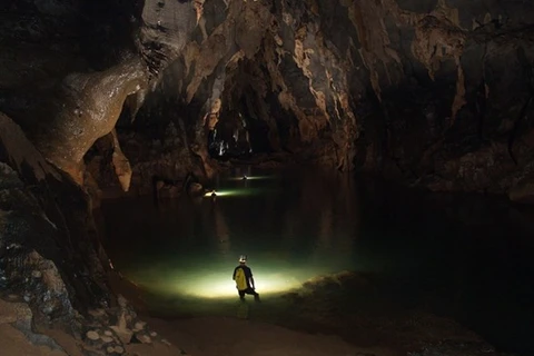 Quang Binh ouvre un circuit touristique dans la caverne de Tien