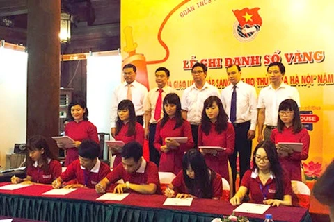 Les premiers lauréats des universités et instituts de Hanoi honorés