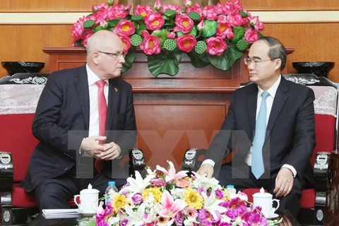 Le président du groupe parlementaire allemand CDU-CSU en visite au Vietnam 