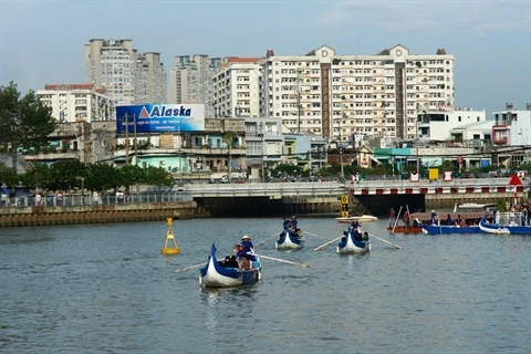 En barque au fil du canal Nhiêu Lôc - Thi Nghè