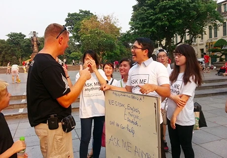 Des guides touristiques volontaires à Hanoi
