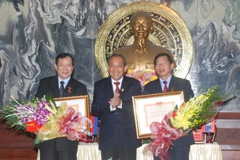 Remise de l’insigne «Pour la cause du tribunal» à des responsables laotiens et cambodgiens
