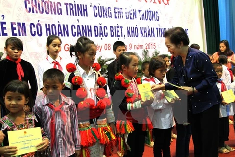 Remise de bourses aux enfants en difficulté à Ha Giang