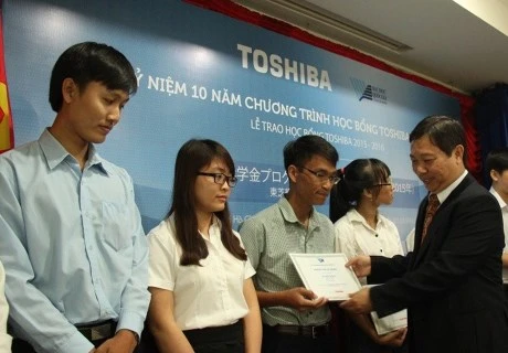 Toshiba attribue des bourses d'études à HCM-Ville