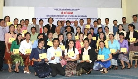 Une classe de langue vietnamienne pour des cadres et fonctionnaires laotiens