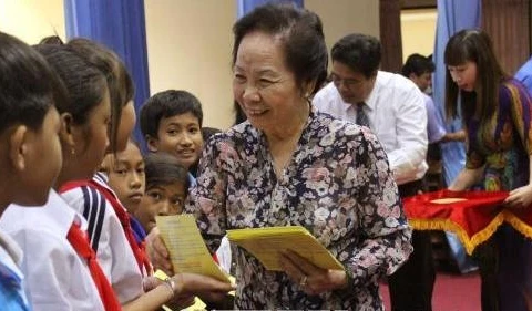 La vice-présidente Nguyên Thi Doan remet des bourses à des enfants démunis de Soc Trang