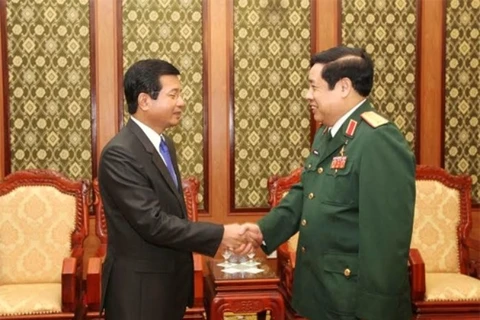 Le général Phung Quang Thanh reçoit l’ambassadeur du Lao​s