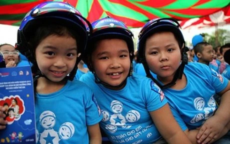 Remise de 10.000 casques à des élèves de Binh Dinh