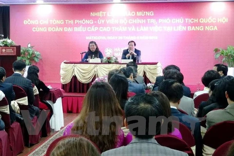 Tong Thi Phong rencontre la communauté des Vietnamiens en Russie