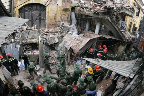 Hanoi : une maison ancienne s’effondre au centre-ville, deux morts