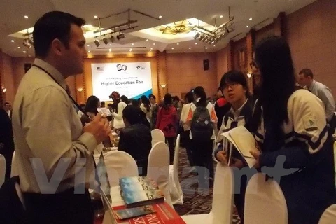 Exposition sur l'éducation américaine à Huê