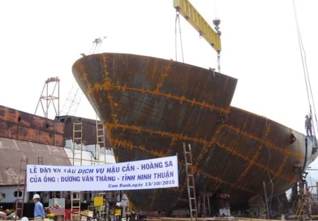 Construction du premier bateau à coque en acier pour un pêcheur de Ninh Thuan