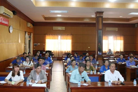 Une classe de langue vietnamienne pour des cadres et fonctionnaires laotiens
