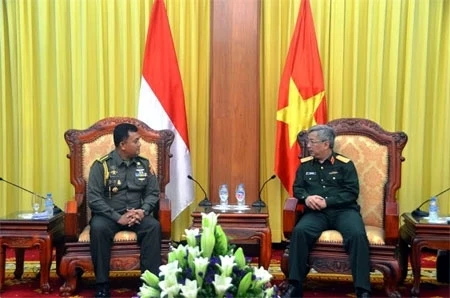 Le général Nguyen Chi Vinh reçoit un attaché militaire indonésien