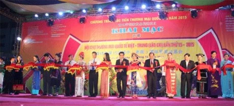 Ouverture de la foire internationale du commerce Vietnam-Chine 2015 à Lào Cai 