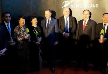 Remise des prix Nouvelle-Zélande - ASEAN à quatre Vietnamiens