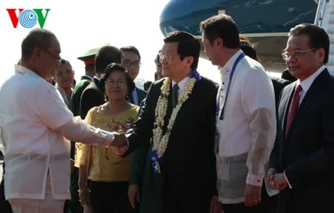Truong Tan Sang arrive à Manille pour participer au 23e Sommet de l’APEC