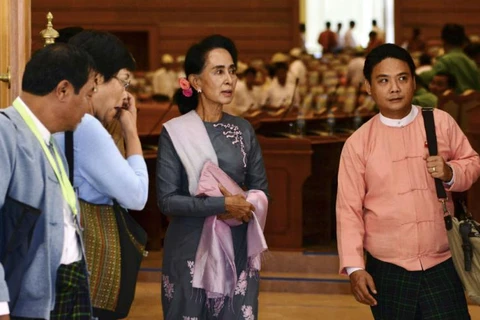 Myanmar : Aung San Suu Kyi au Parlement après sa victoire historique