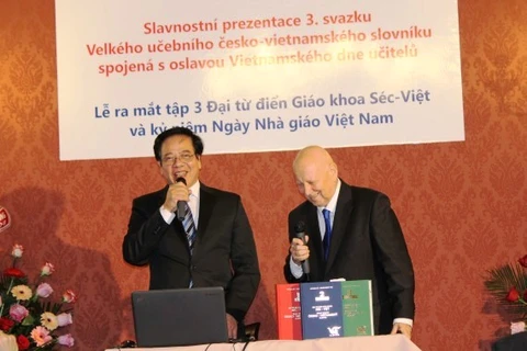 Publication du 3e volume du grand dictionnaire tchèque-vietnamien